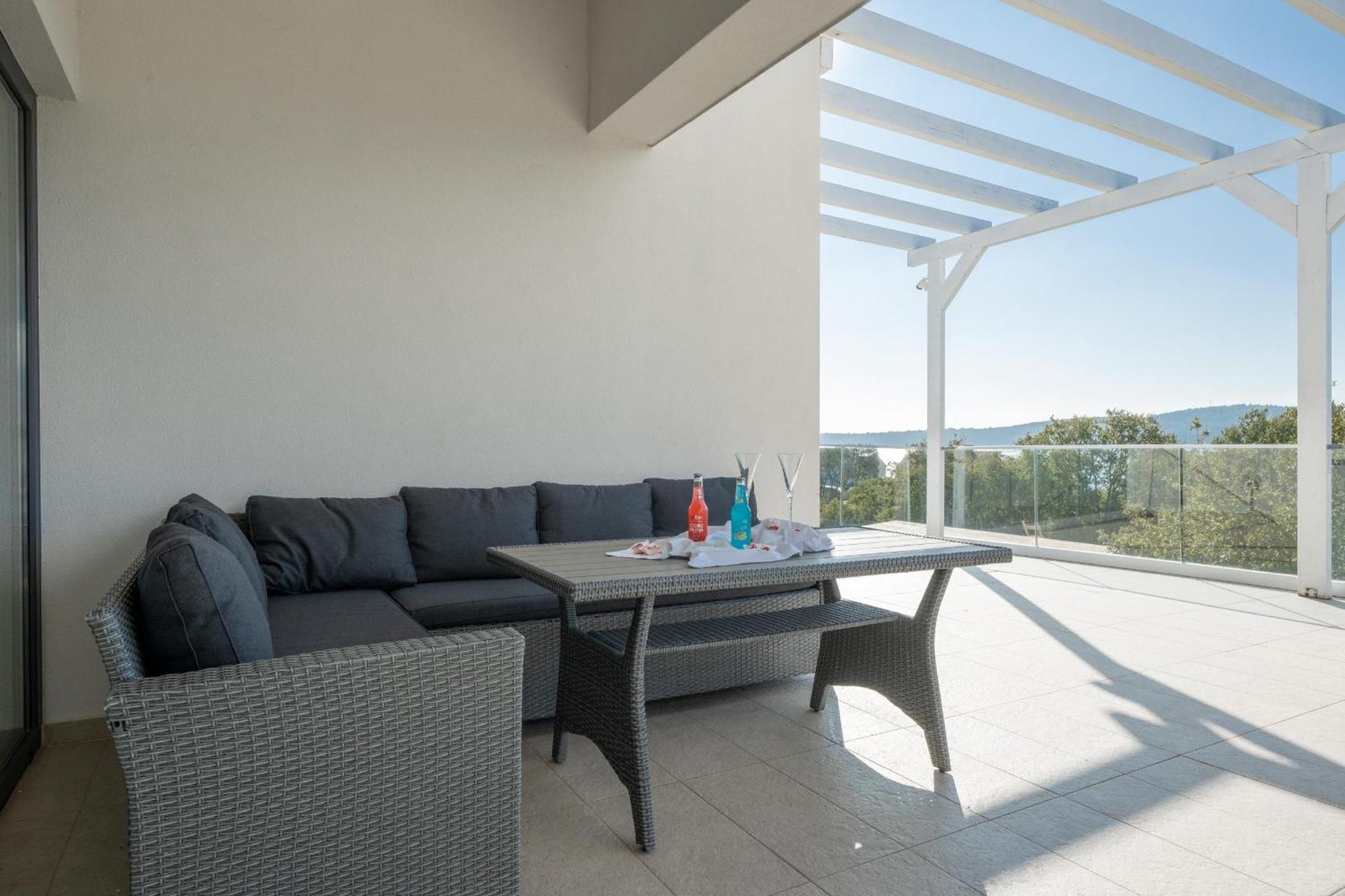 Villa Luna Holiday Home Pomer Exterior photo