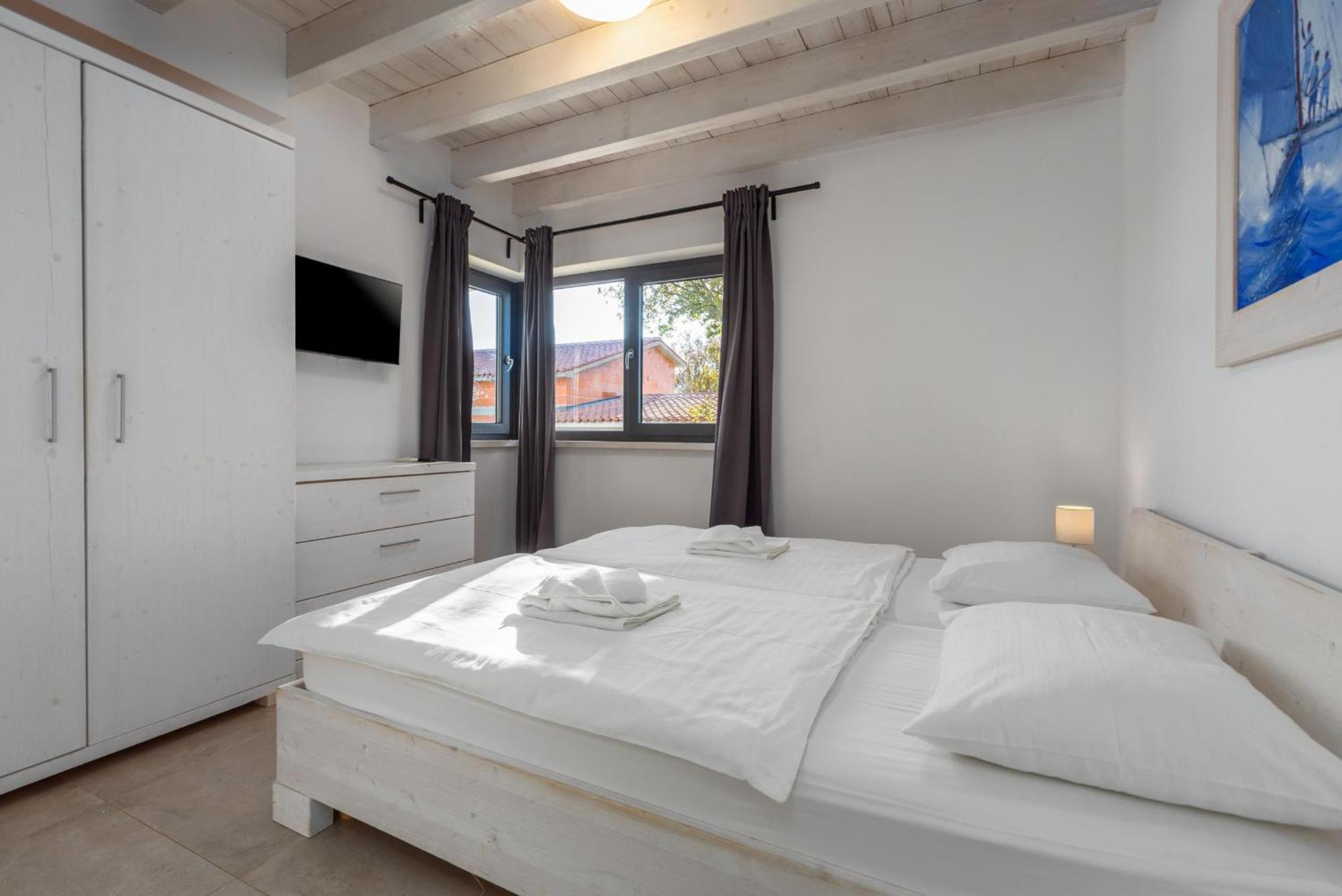 Villa Luna Holiday Home Pomer Exterior photo
