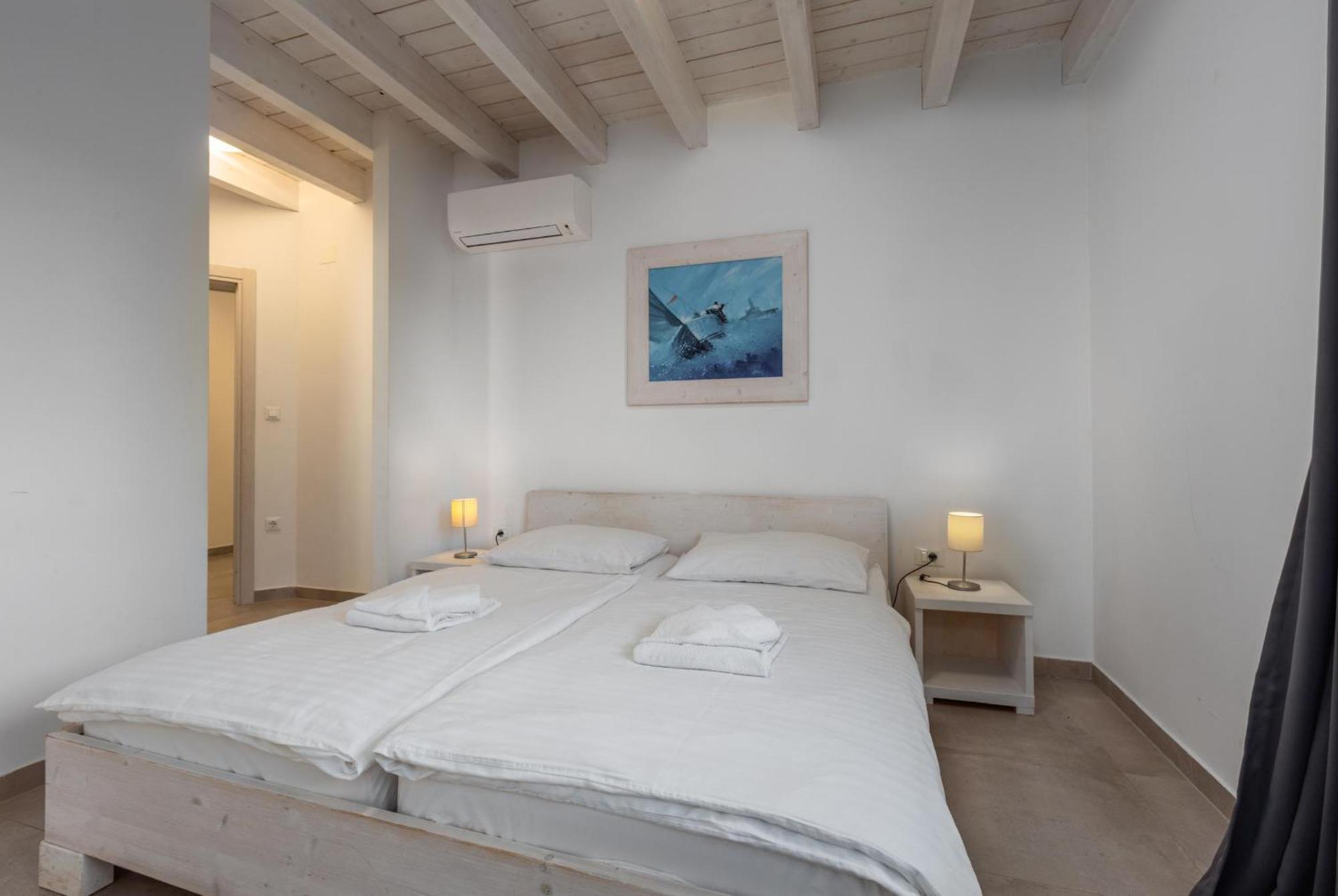 Villa Luna Holiday Home Pomer Exterior photo
