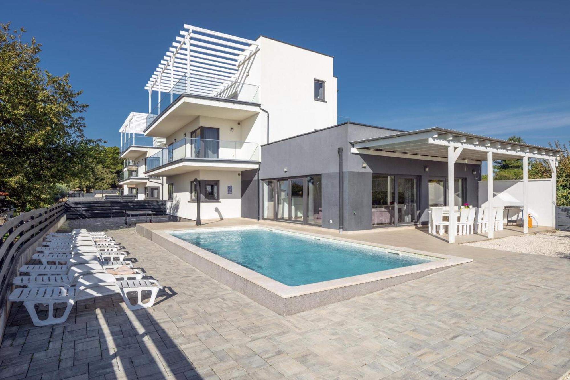 Villa Luna Holiday Home Pomer Exterior photo