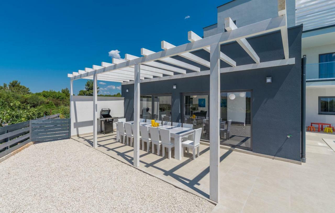 Villa Luna Holiday Home Pomer Exterior photo