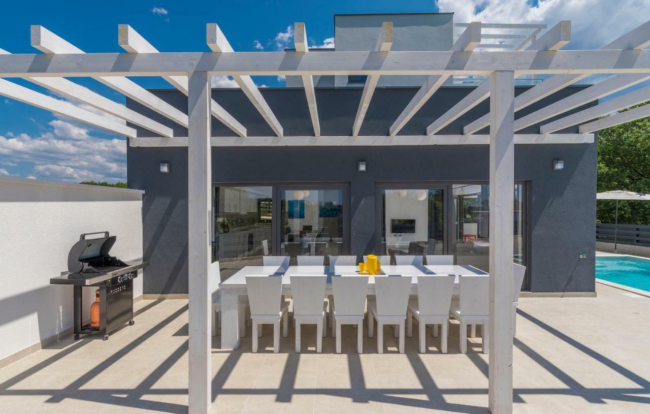 Villa Luna Holiday Home Pomer Exterior photo