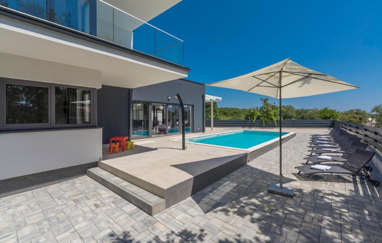 Villa Luna Holiday Home Pomer Exterior photo