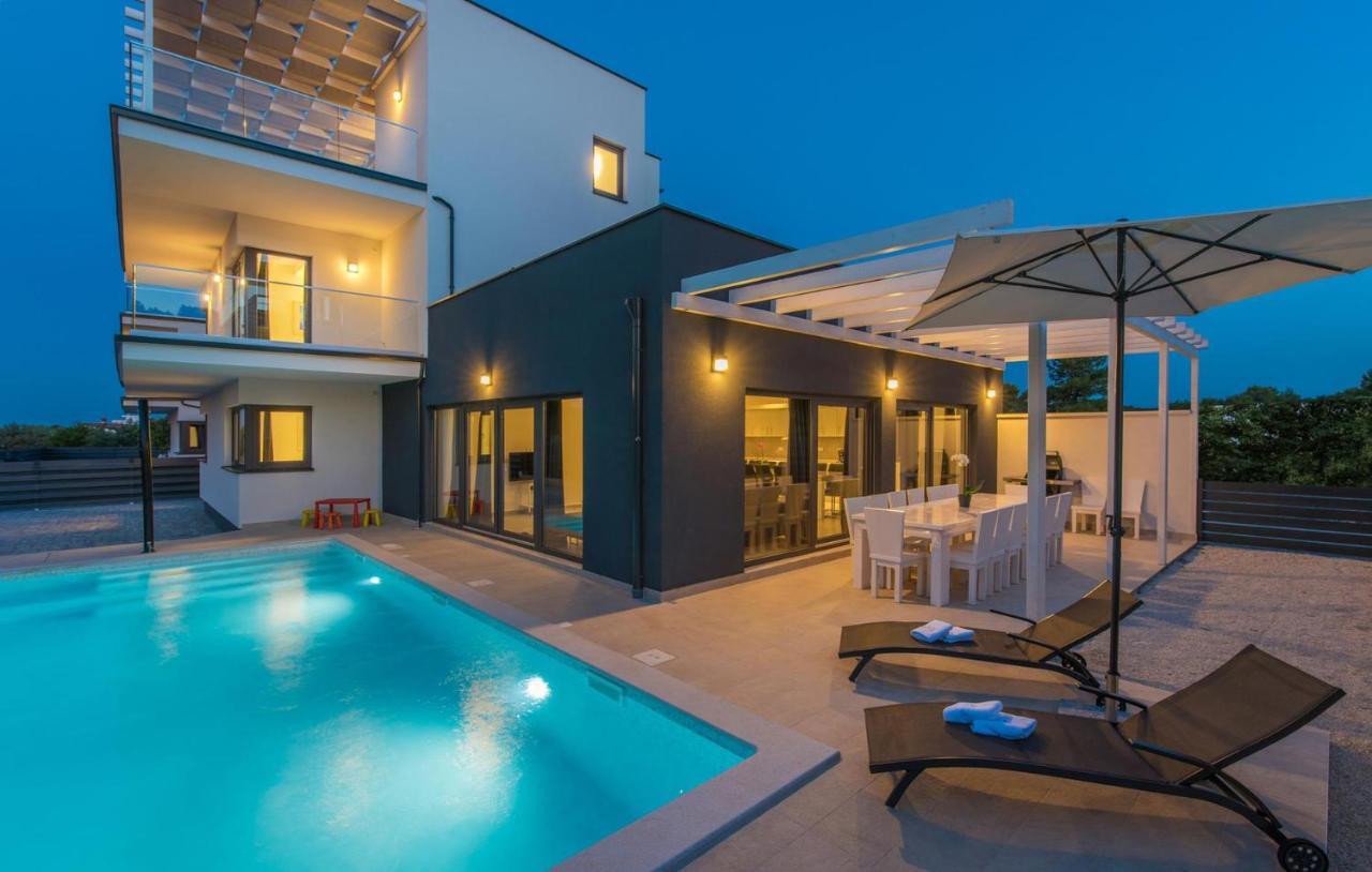 Villa Luna Holiday Home Pomer Exterior photo